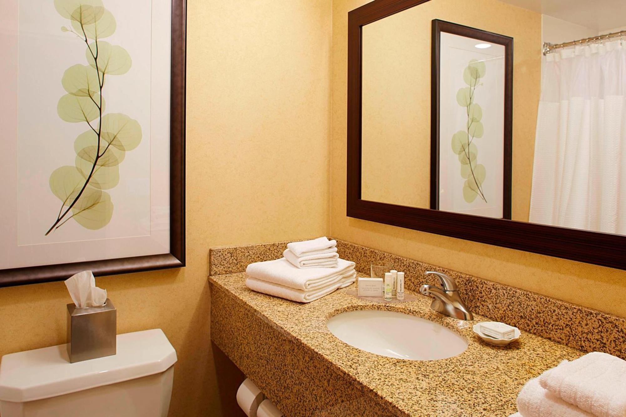 Courtyard By Marriott Ithaca Airport/University Esterno foto